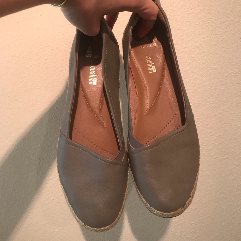 Clarks size 9 olive cushion slip on walking shoe